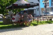 K640BG-620-JohF-Gaste-unter-schattensp-Zelt-2406206---Kopie---Kopie-2---Kopie